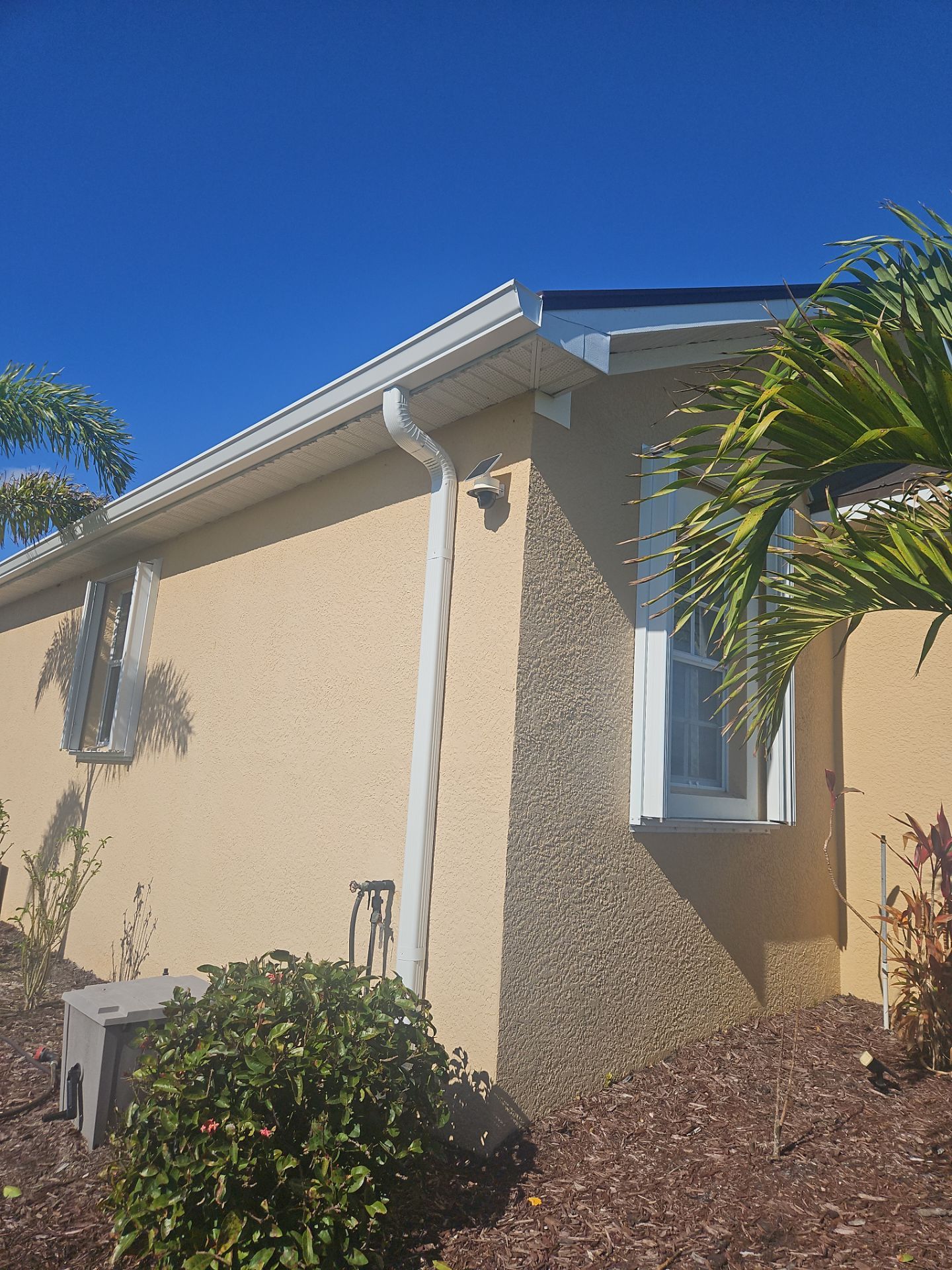 White 6 Inch Seamless Gutters using K-Style Seamless Gutters in Punta Gorda FL by Gutter Professors
