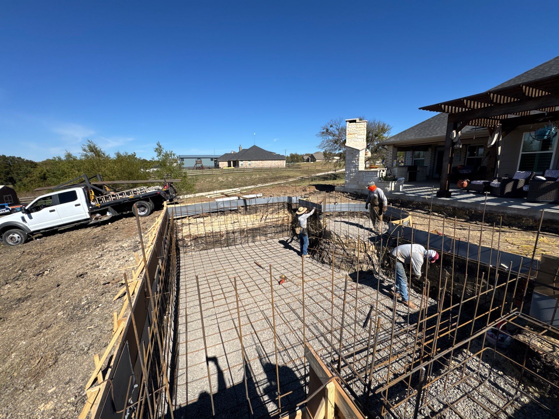 Large Classical Pool and Spa by Pinnacle Pools and Spas - DFW