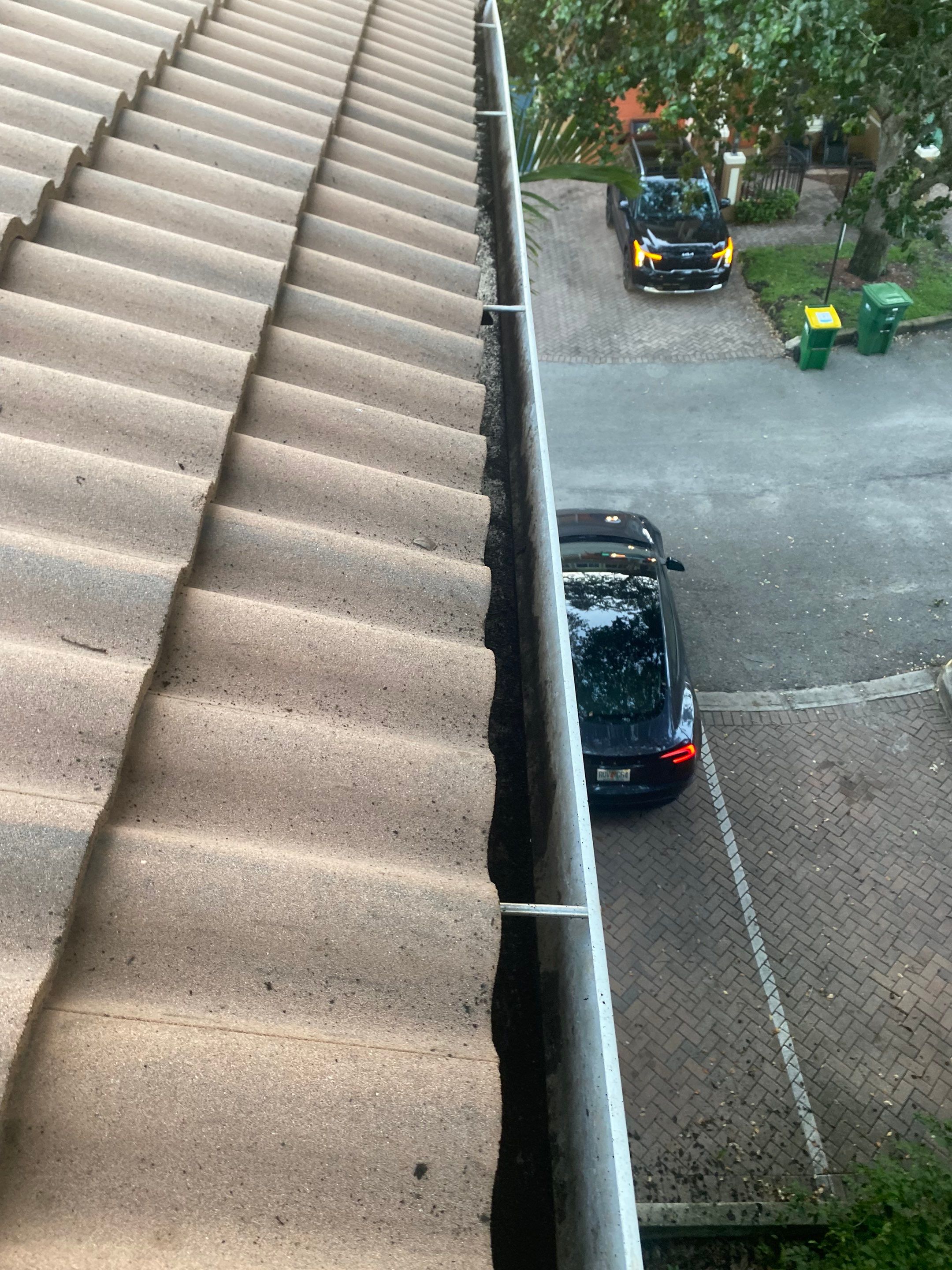 HOA gutter cleaning after photo.