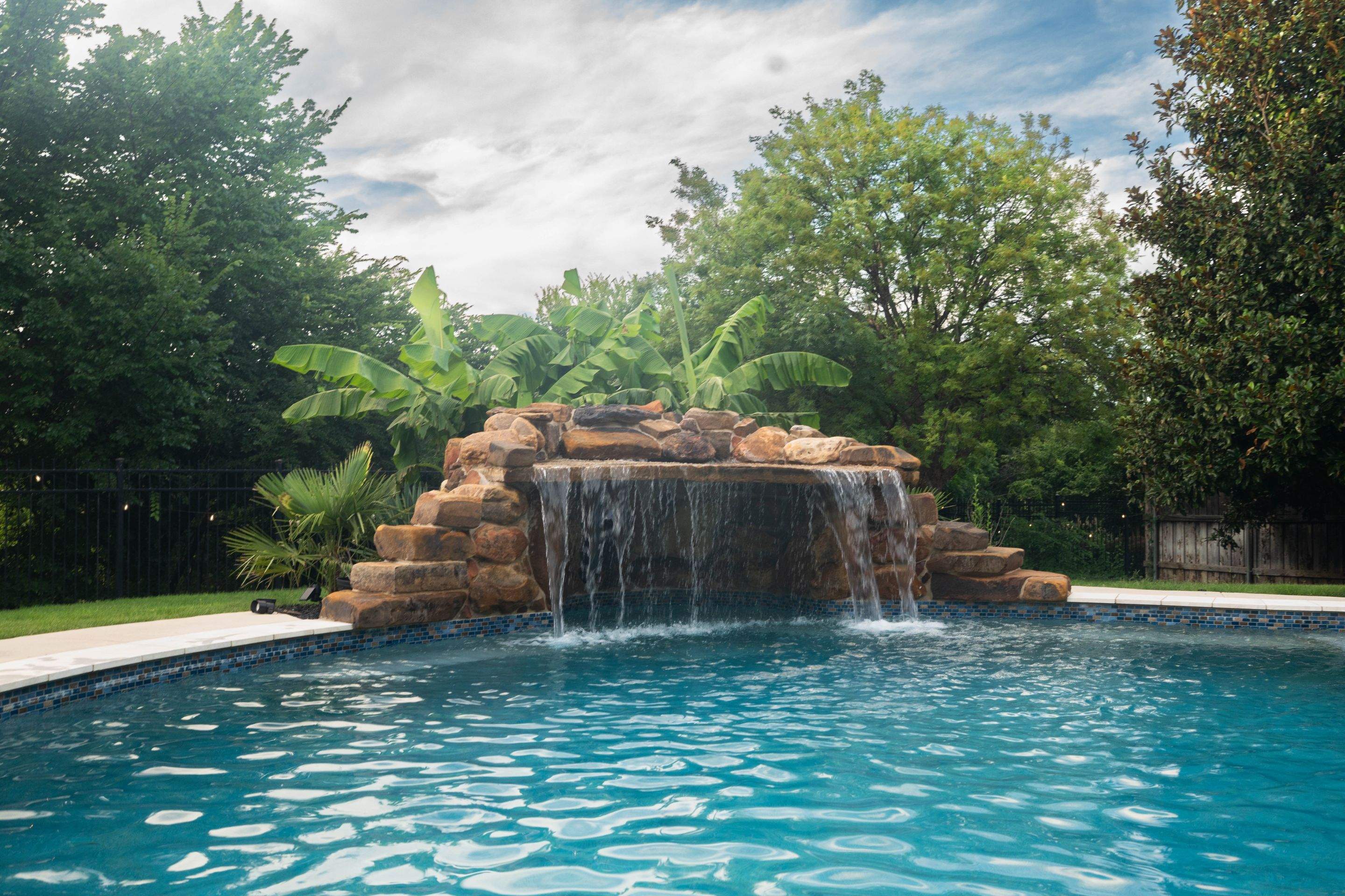 Large Freeform Resort-Style Pool by Pinnacle Pools and Spas - DFW