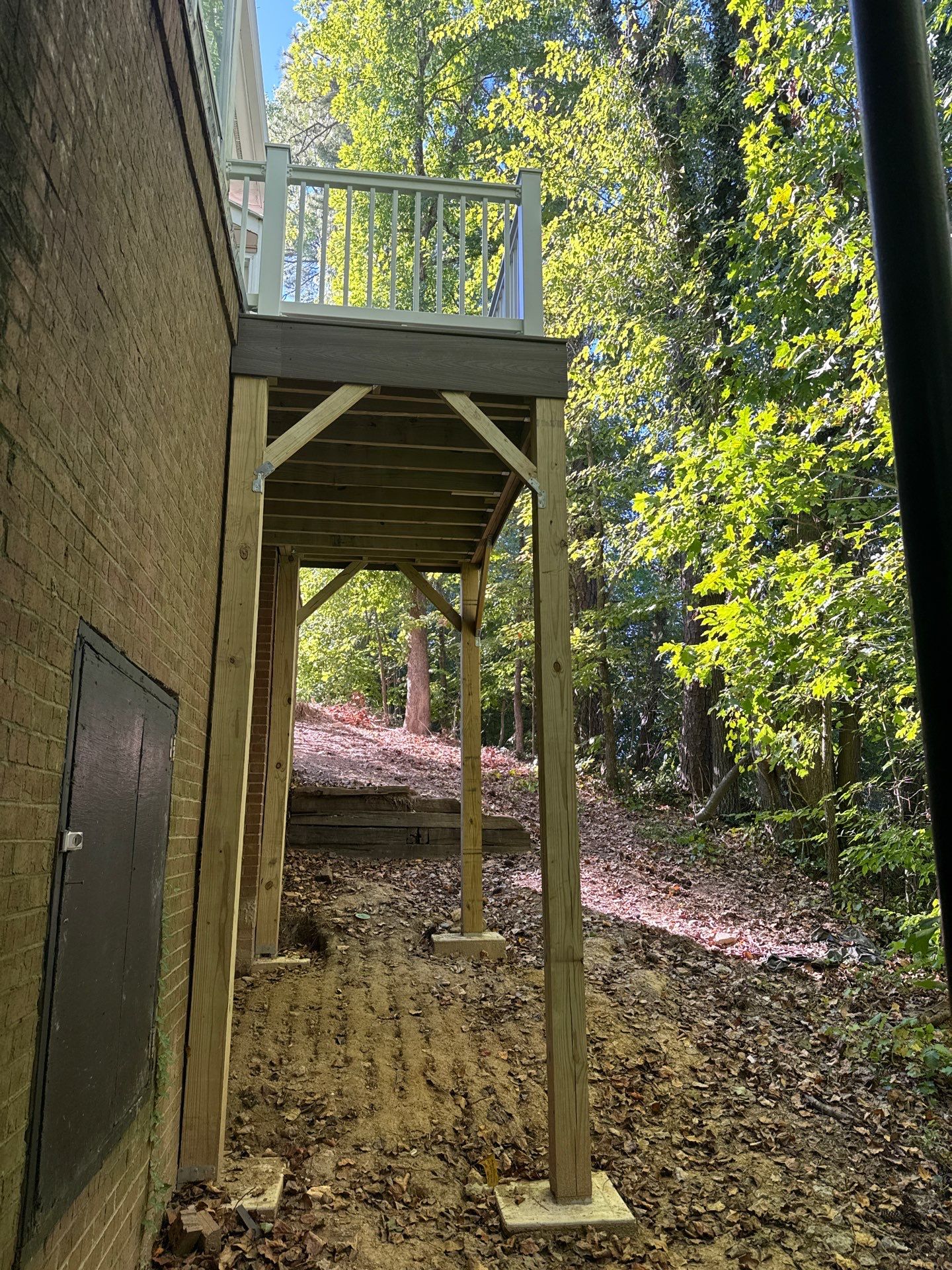 Atlanta, GA Deck Rebuild using Deckorators Venture Series Decking and Trex Railing by Nelson Exteriors 