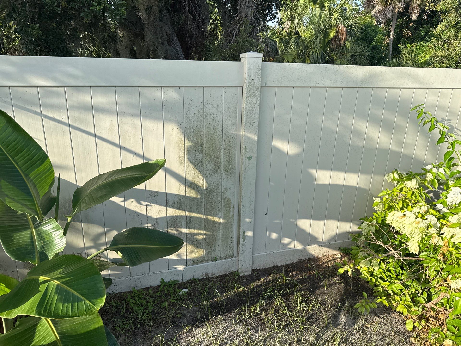 2-Story Stucco House Wash & Tan Vinyl Fence Cleaning | Sheffield Glen Palmetto, FL by Sunshine AquaWash