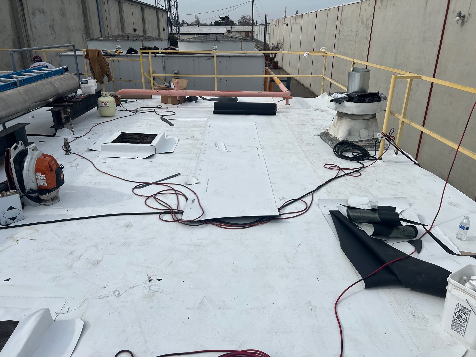 TPO single-ply roofing system using GAF Single-ply TPO 60 mil with 1.5 inch ISO board insulation by Straight Edge Roofing Inc
