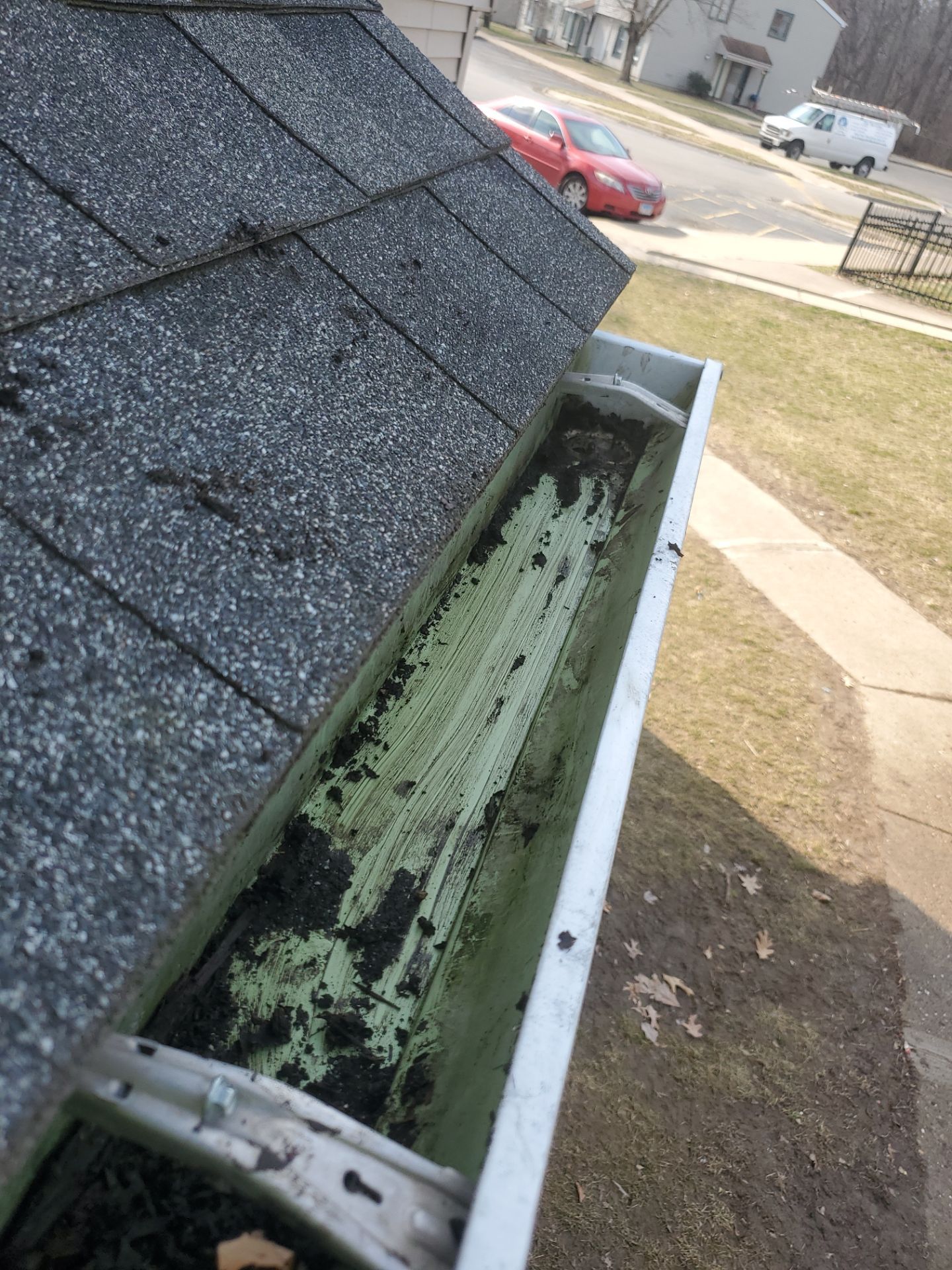 Commercial gutter cleaning Illinois after photo with clean gutters