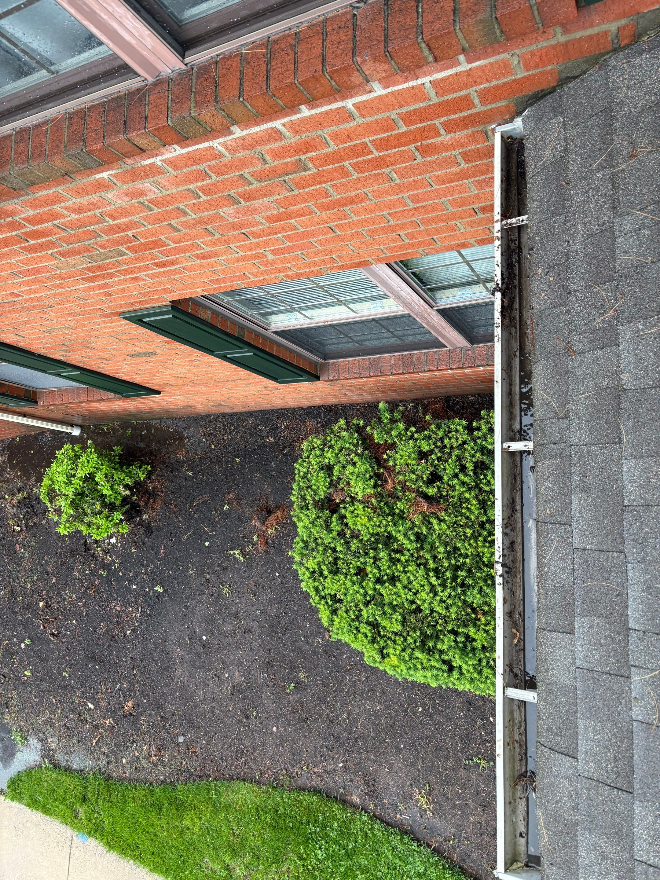 Commercial gutter cleaning Newark after photo with clean gutters