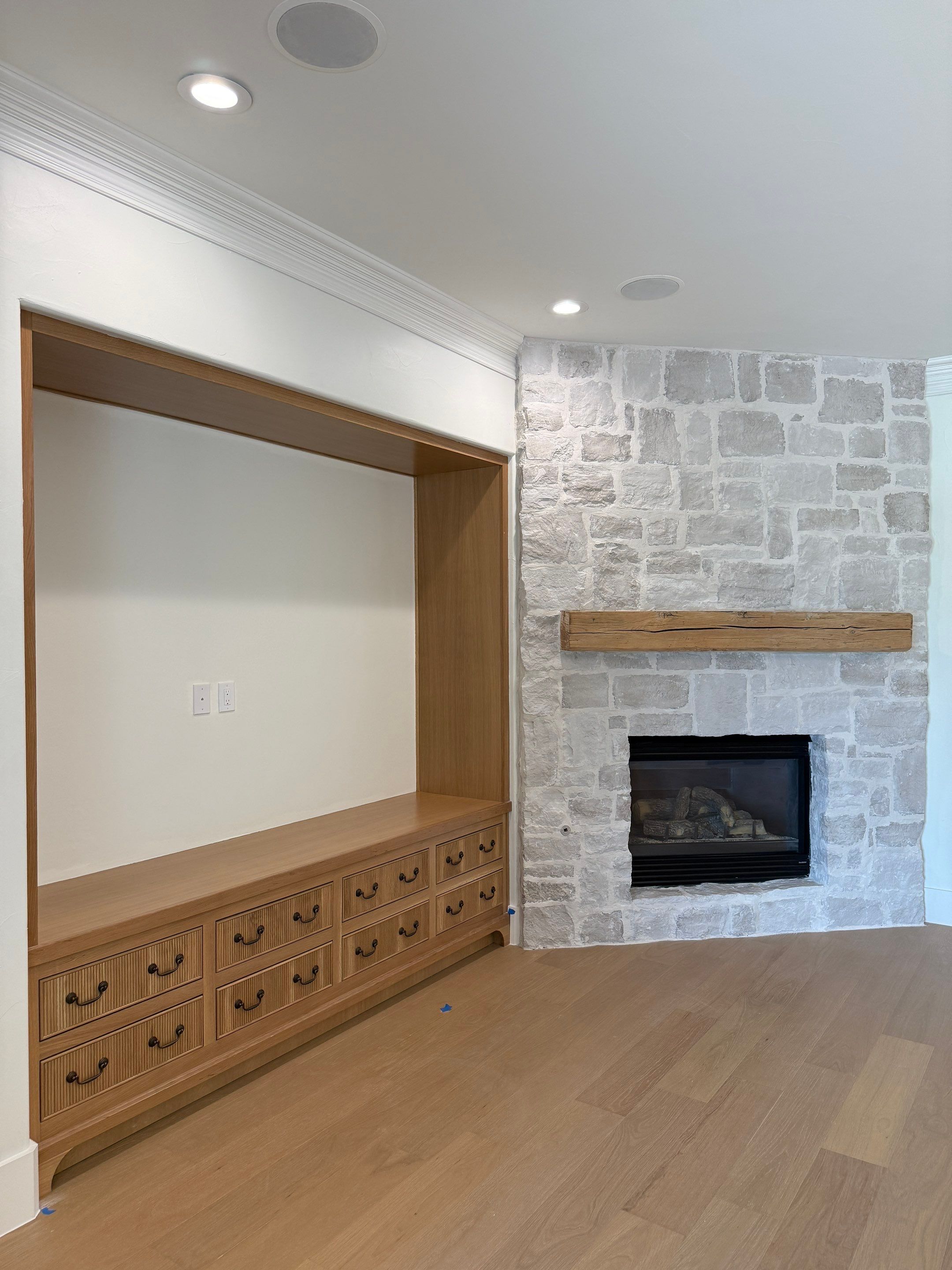 Luxury Remodel in Castle Hills by HOMES BY JAR