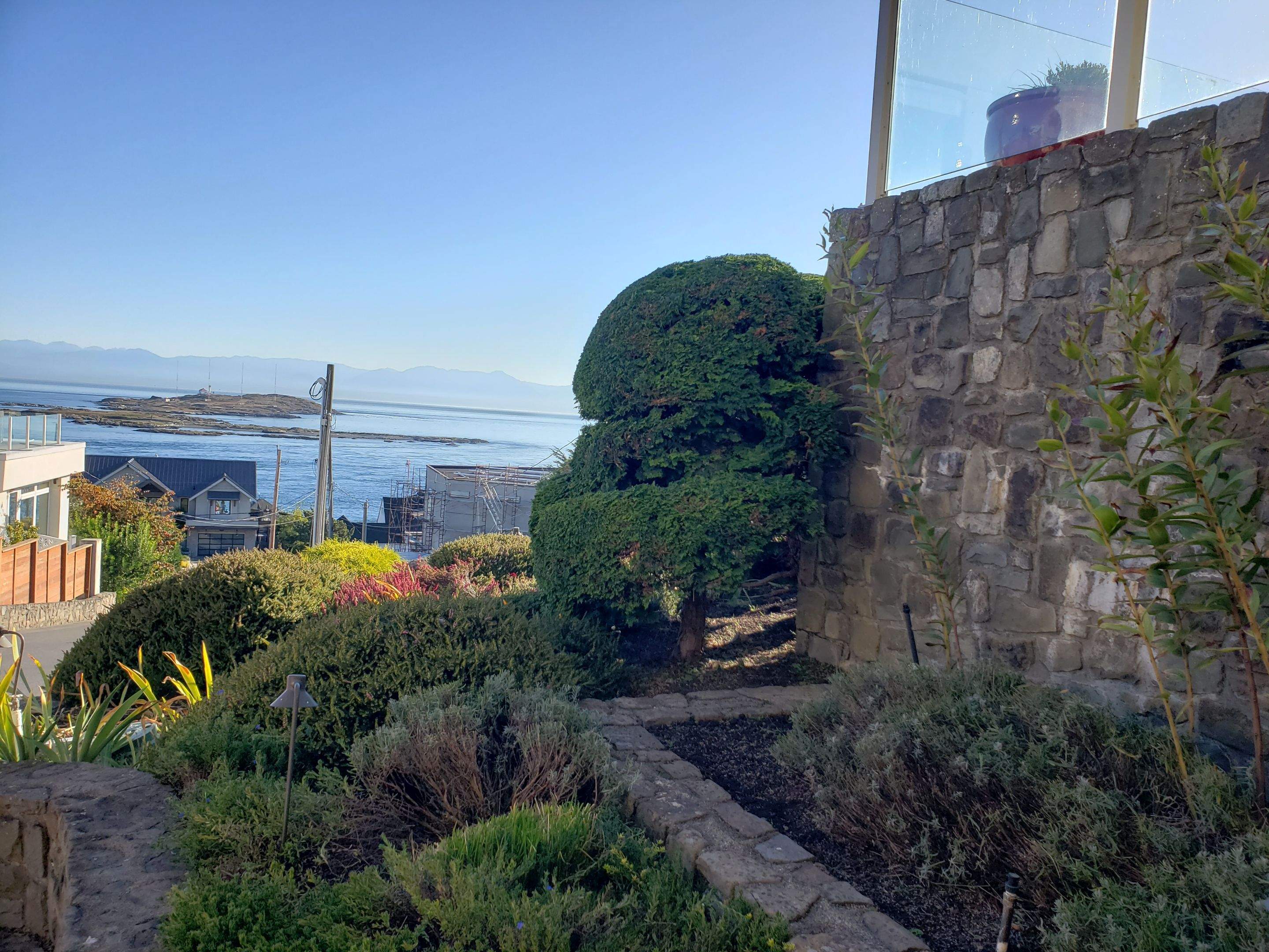 Garden Care - Oak Bay Residence by Habanero Garden and Exterior Care