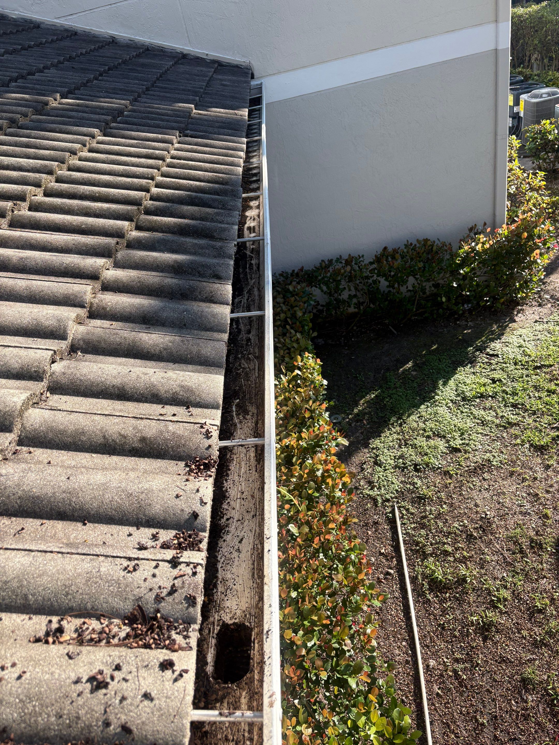 Commercial gutter cleaning Pembroke Pines & Miramar, FL	 after photo with clean gutters