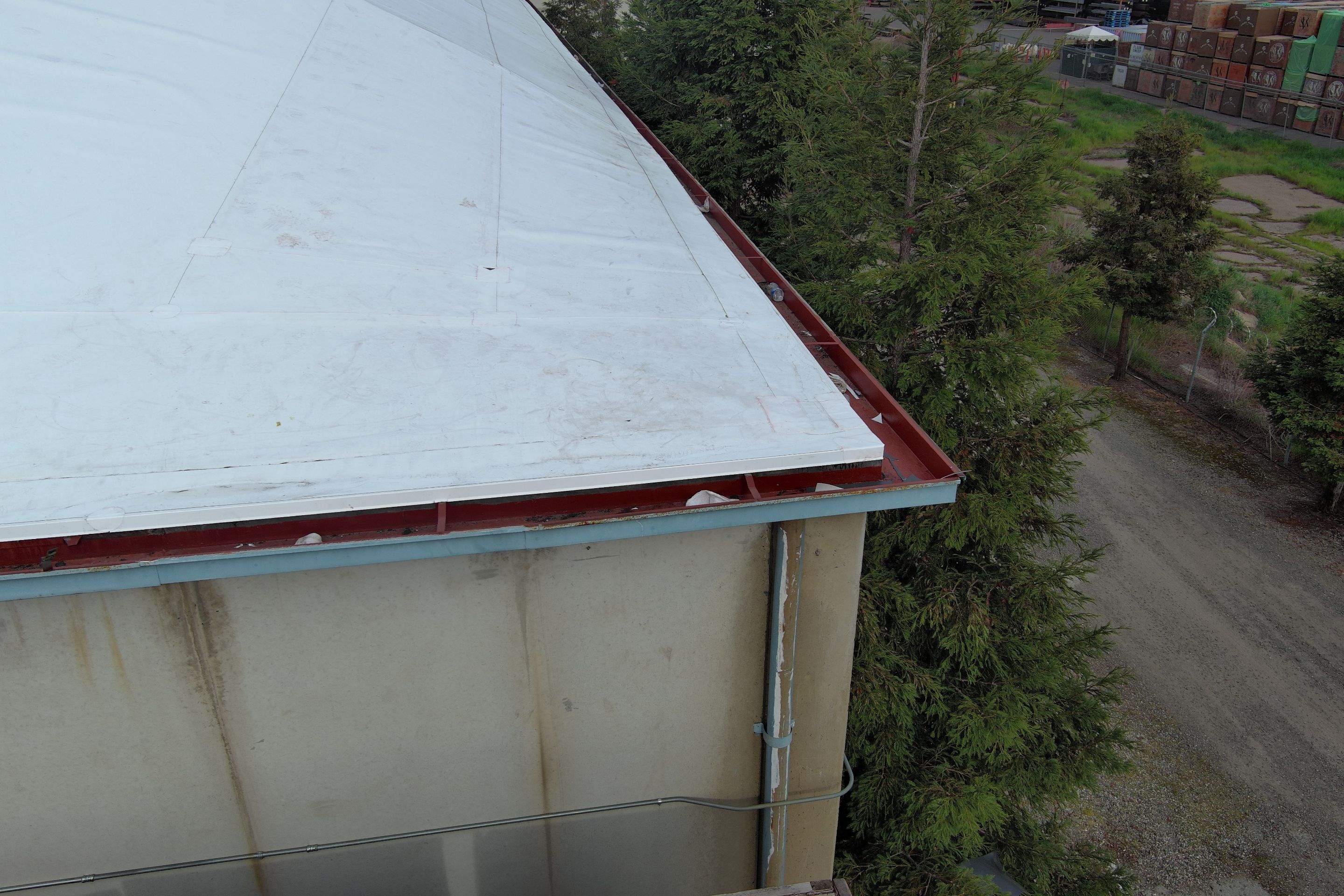 TPO single-ply roofing system using GAF Single-ply TPO 60 mil with 1.5 inch ISO board insulation by Straight Edge Roofing Inc