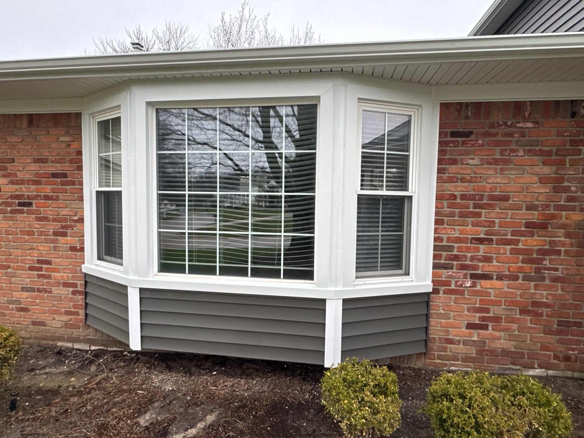 Siding Replacement using Alside Charcoal Smoke and Roof Replacement using Owens Corning Peppercorn by 180 Contractors