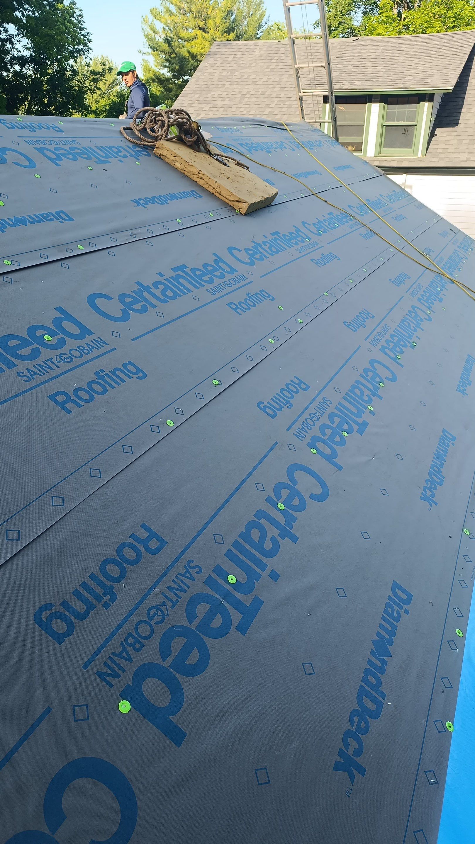 Brand new New Milford, CT roof by DiGiorgi! by DiGiorgi Roofing and Siding Inc