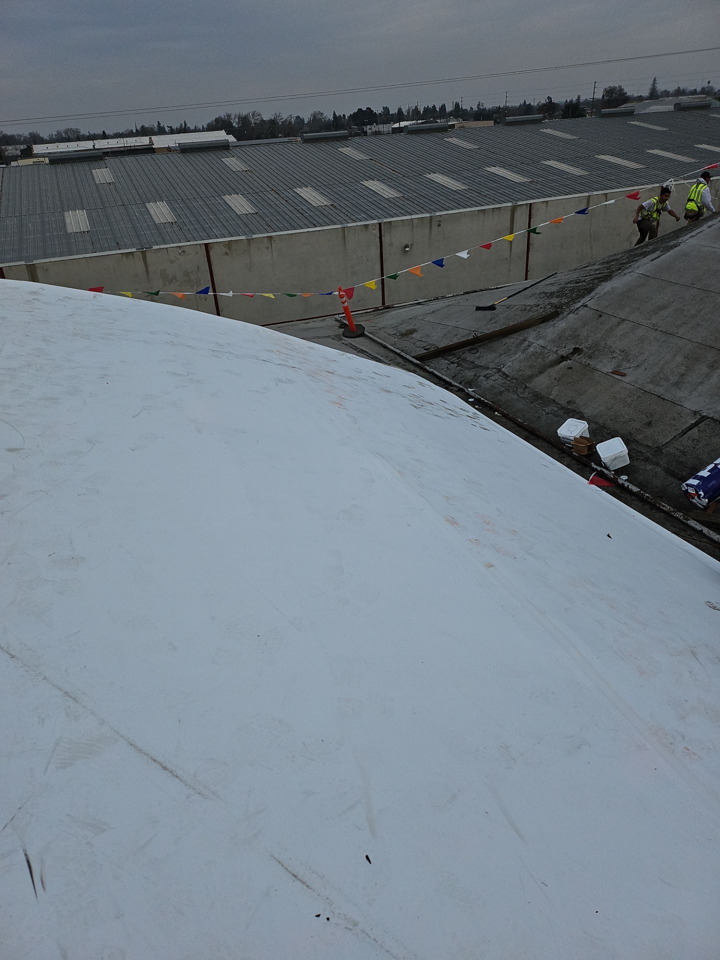 TPO single-ply roofing system using GAF Single-ply TPO 60 mil with 1.5 inch ISO board insulation by Straight Edge Roofing Inc