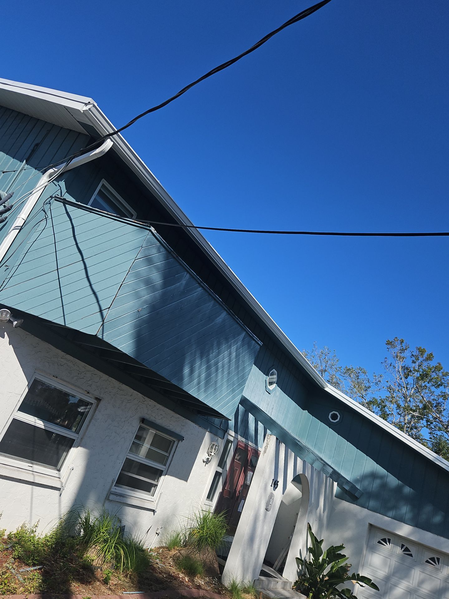 K-Style Seamless Gutter Installation using White Seamless Gutters in Sarasota FL by Gutter Professors