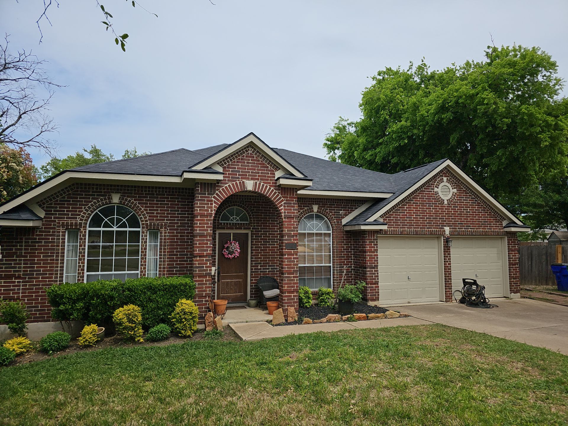 Residential Roof Installation Owens Corning Oakridge Onyx Black by DeZign Roofing & Exteriors