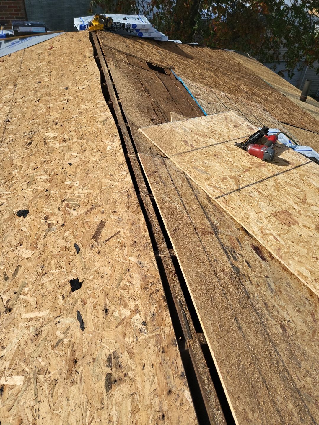 ATLAS PINNACLE COLOR: OYSTER SHELL DRIP EDGE: WHITE by Eagle Eye Roofing