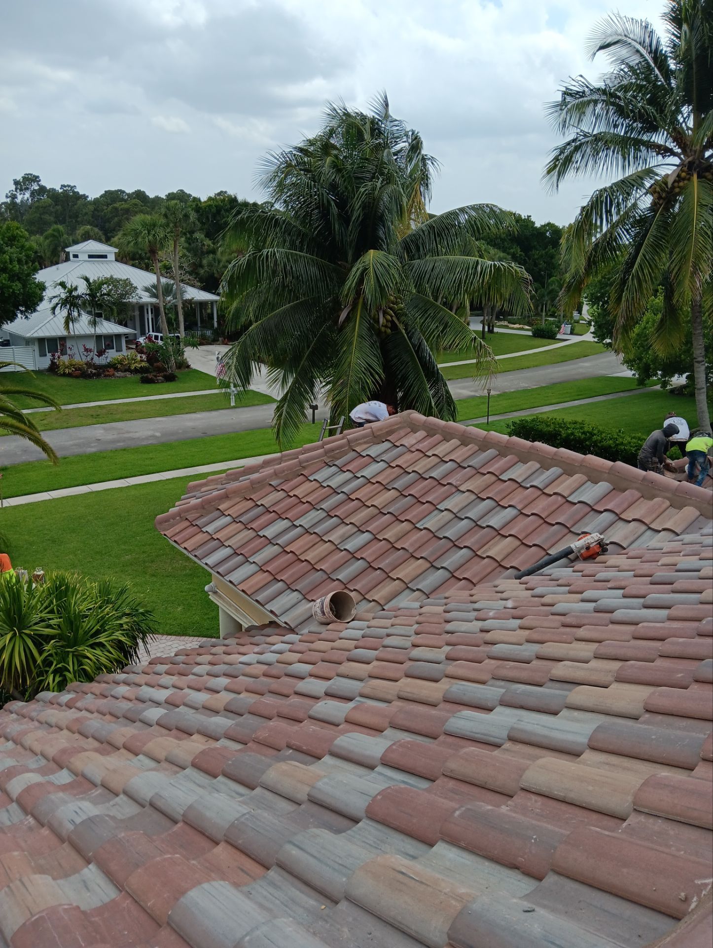 Tile Roof Replacement in West Palm Beach ā Professional, Transparent, and On-Time Service by Aastro Roofing