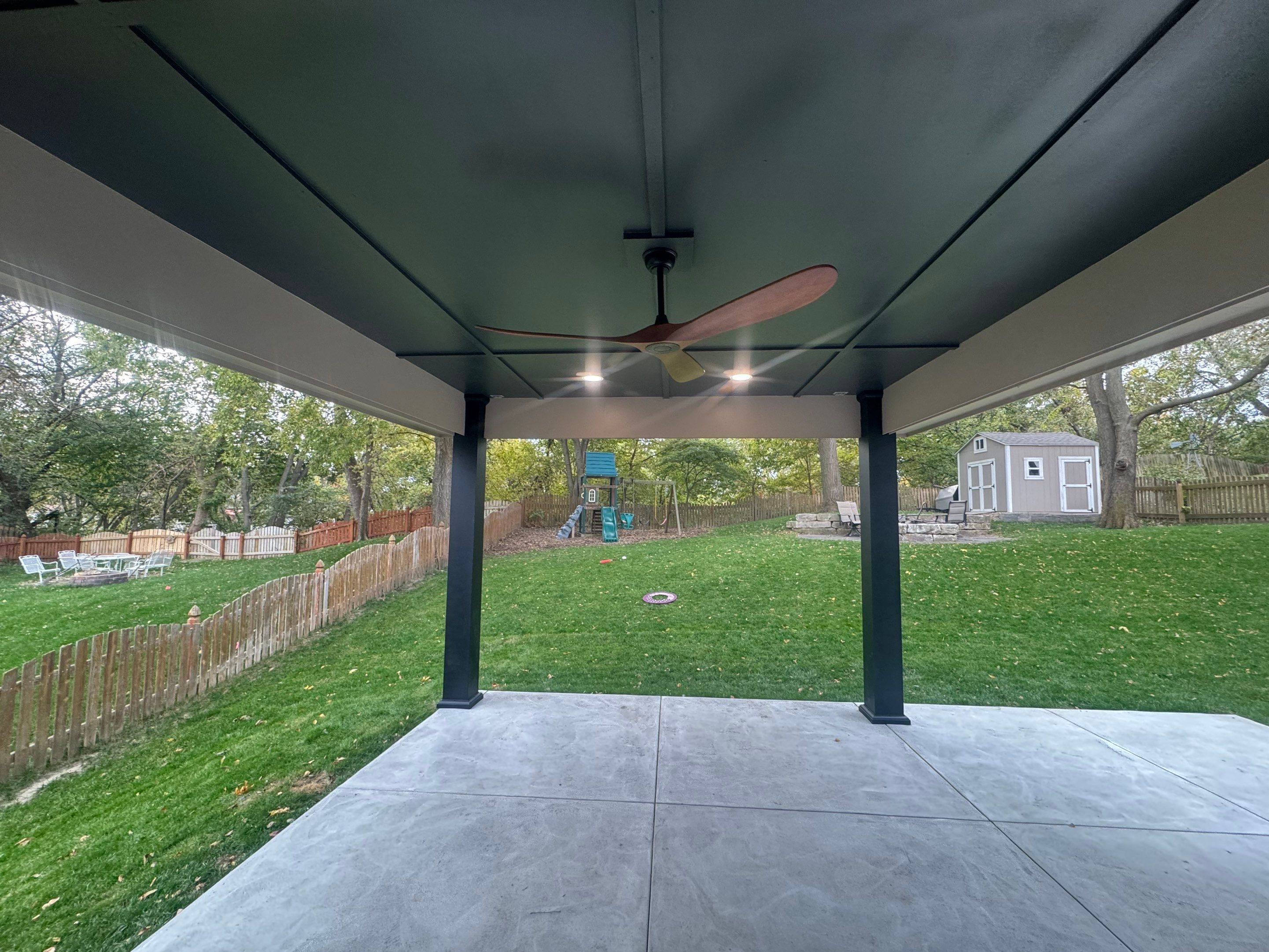 Hip roof by EAGLE EYE ENTERPRISES