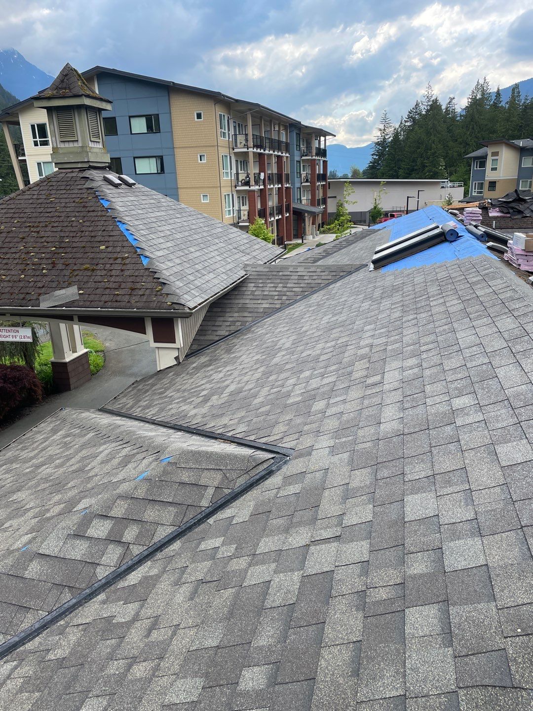 Residential ReRoofing Installation using OC Oakridge shingles by Top Notch Roofing Inc