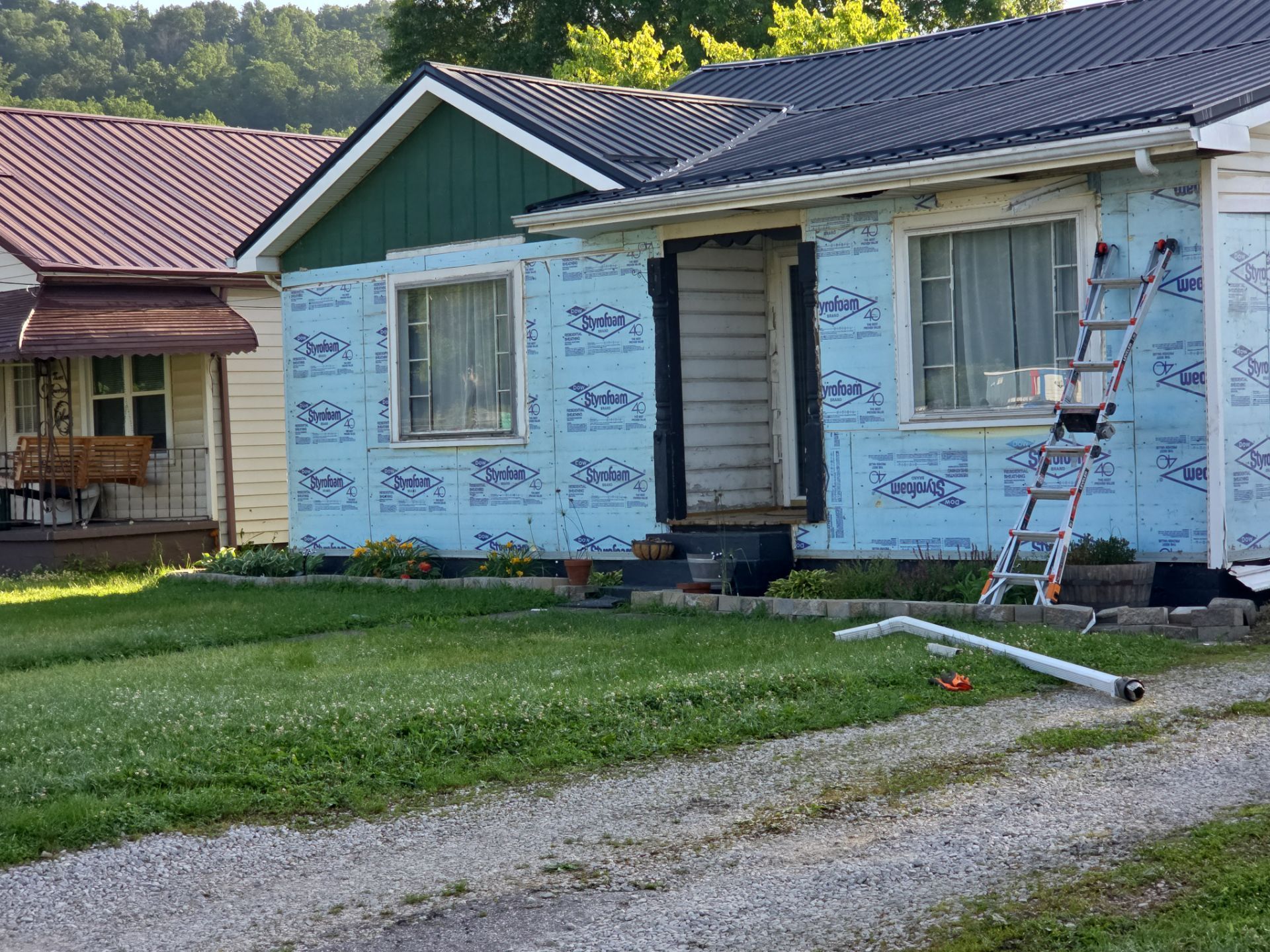Complete Vinyl Siding Replacement in Huntington by Mr. Roofer