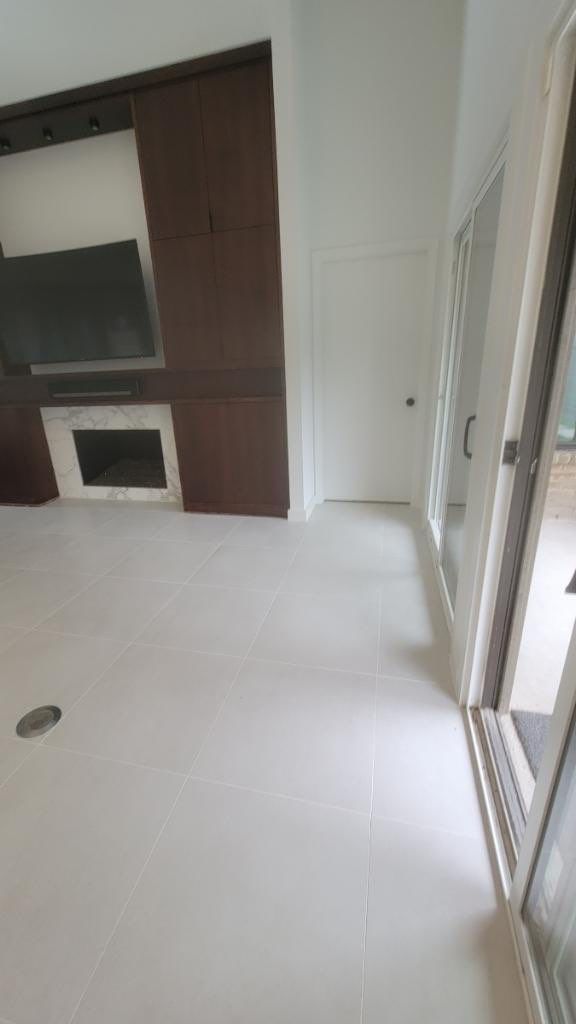 Modern & Clean Kitchen by SLM General Contractors & Roofing