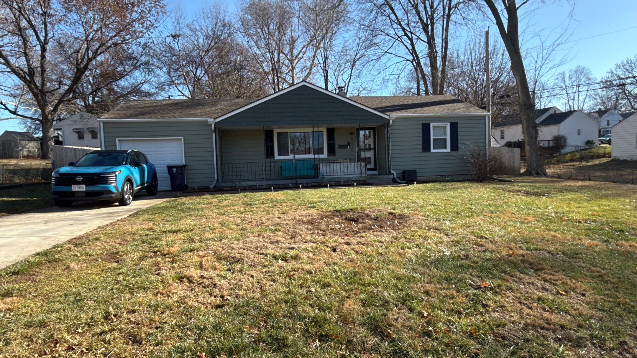 A whole new look for this Gladstone Home by EEC Windows, Siding & Roofing