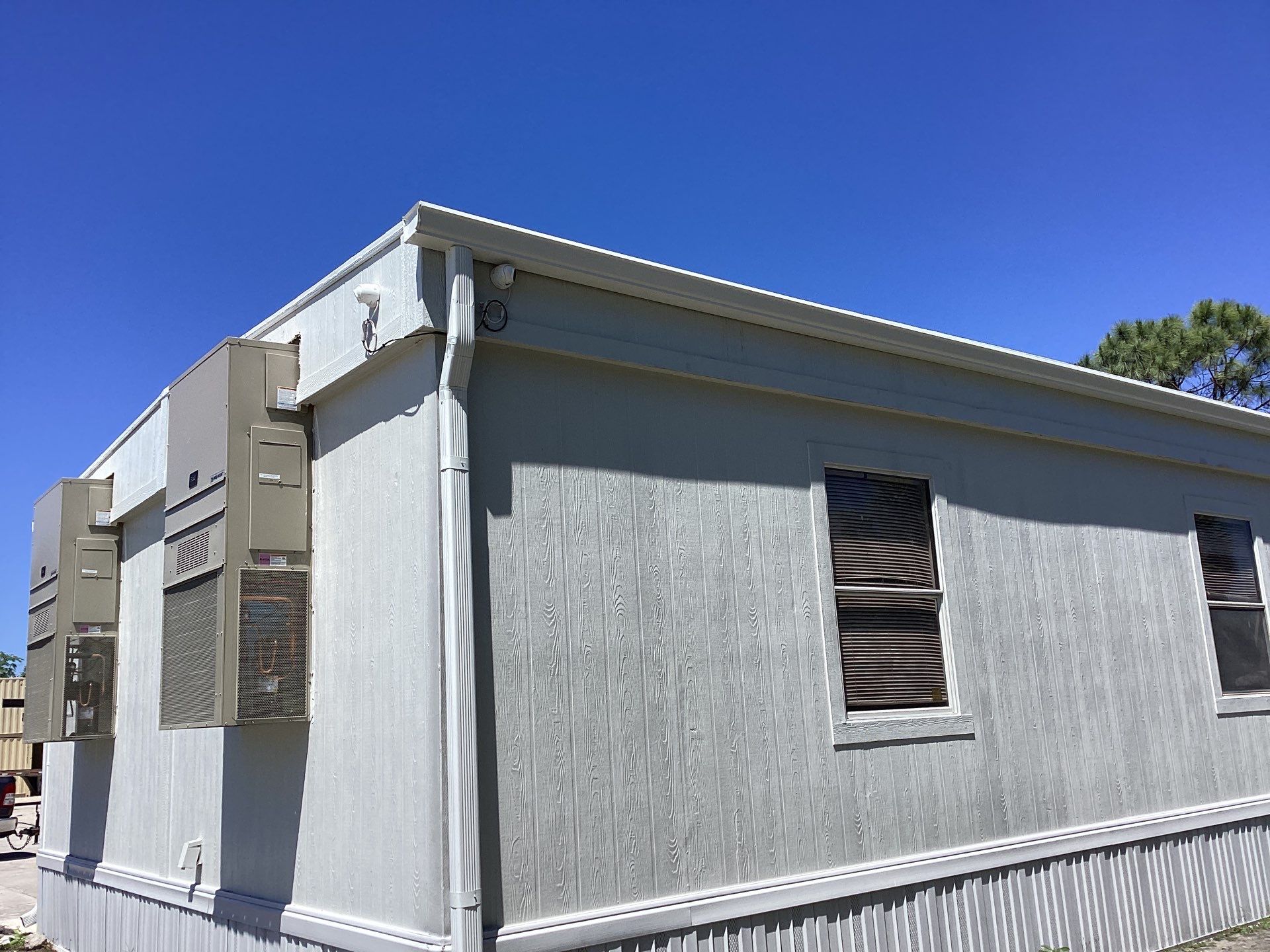 Commercial Gutters using Seamless Aluminum Gutters in Palmetto FL by Gutter Professors