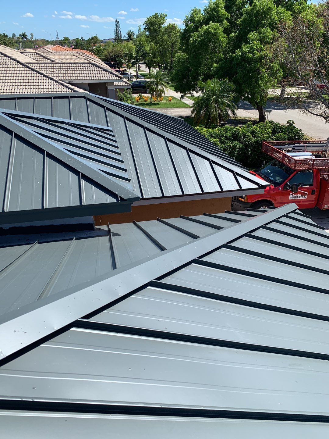 Metal Roof - Galvalume - Charcoal by Istueta Roofing