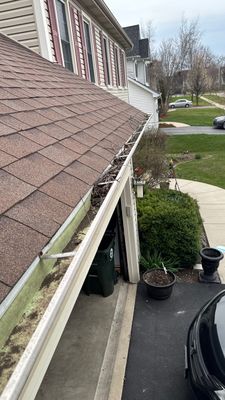 Why North Aurora Gutters Clog and Ice Up