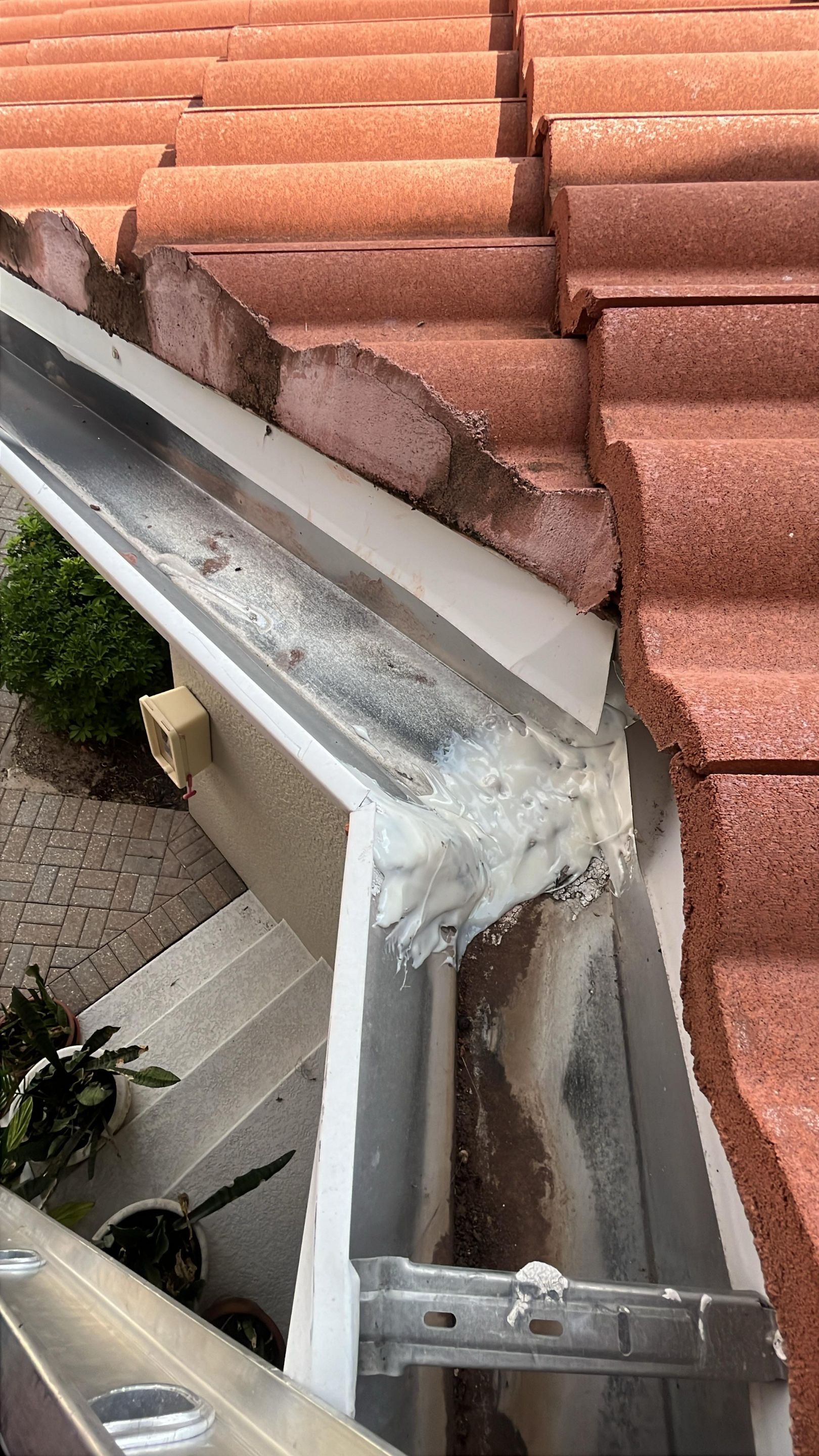 Aluminum Seamless Gutters using seal gutters in Fort Myers FL by Gutter Professors