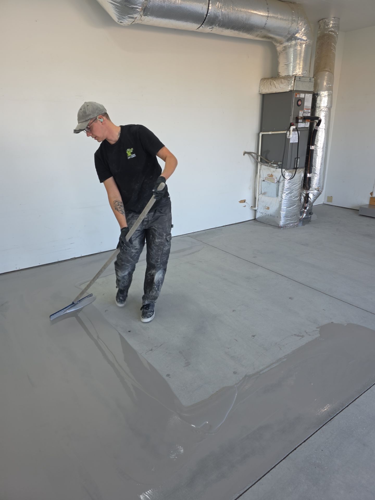 Polyaspartic Garage Floor Coating With Slate Hybrid Flake in Davenport by Croc Coatings, LLC