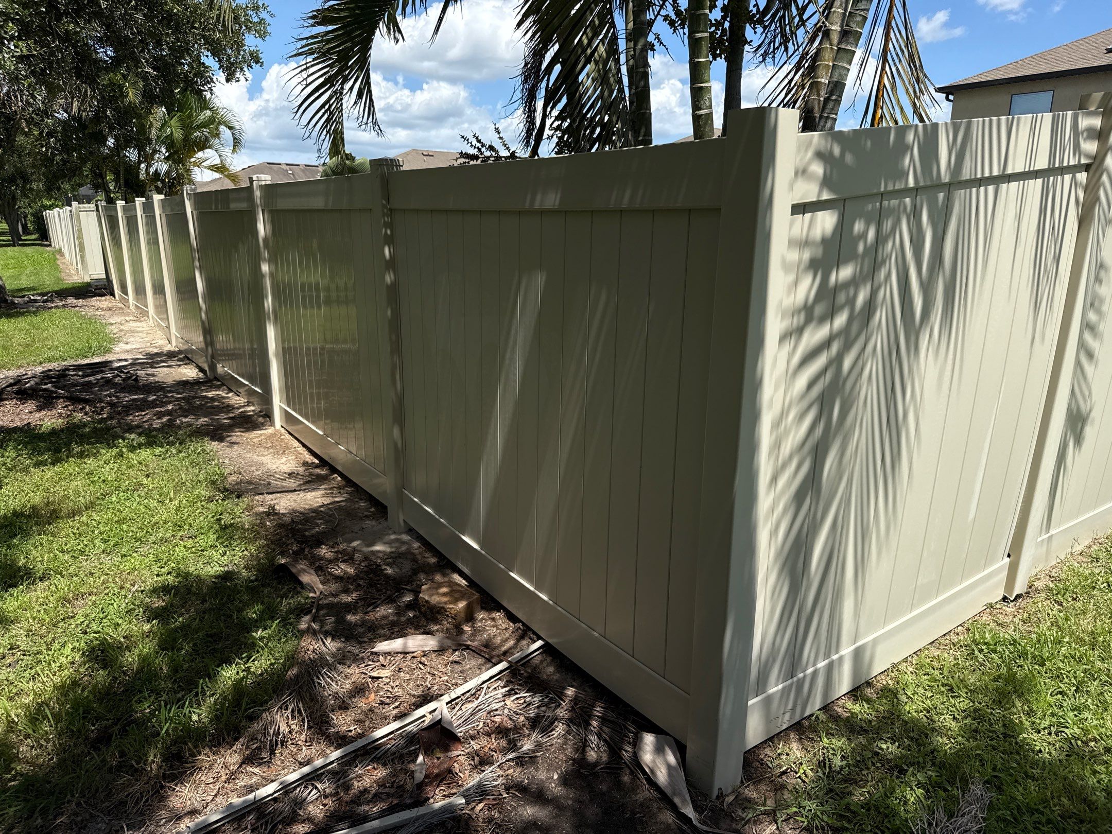 2-Story Stucco House Wash & Tan Vinyl Fence Cleaning | Sheffield Glen Palmetto, FL by Sunshine AquaWash