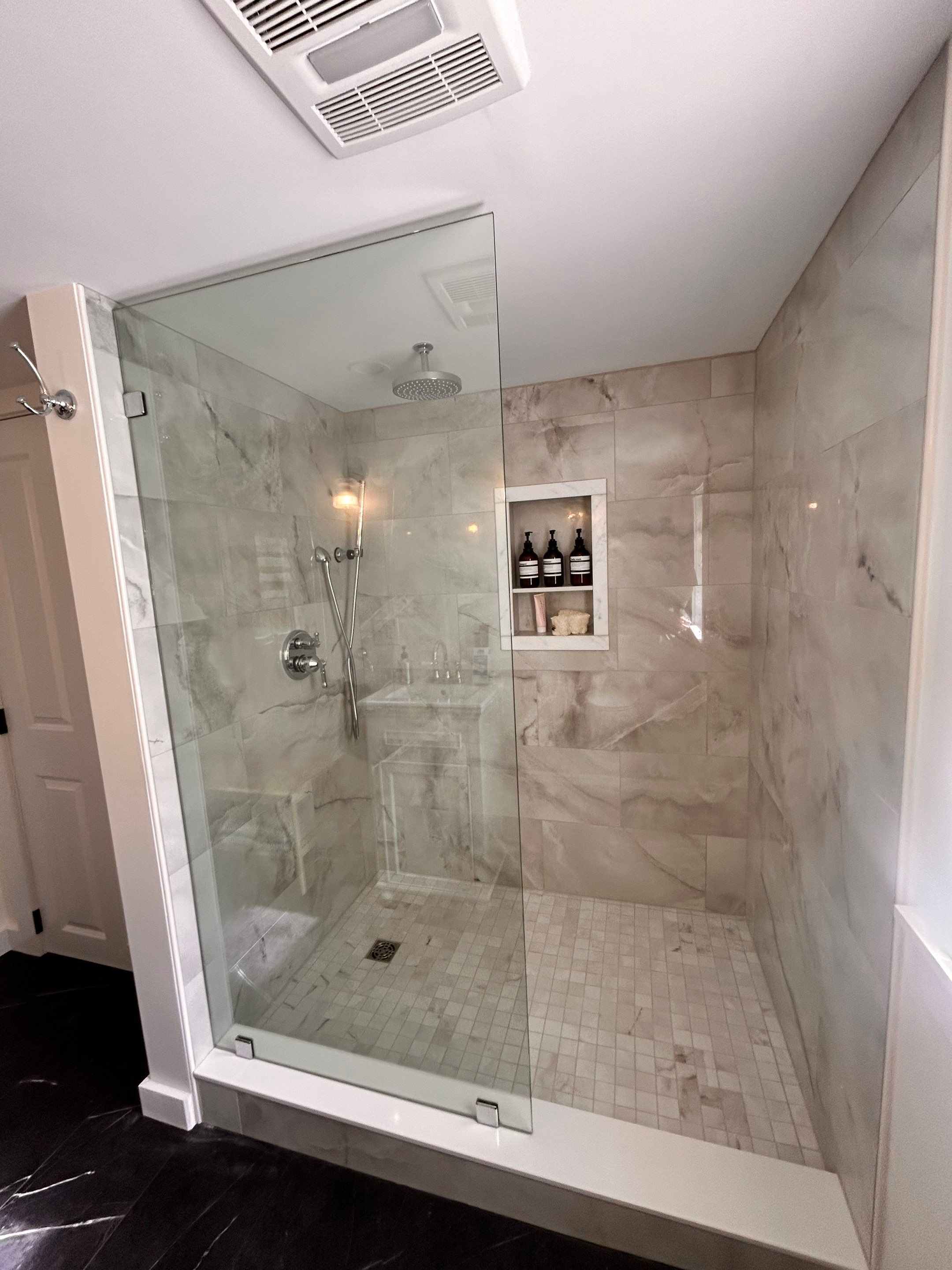 Spray Panel using Tempered Shower Glass by Cheshire Glass Company