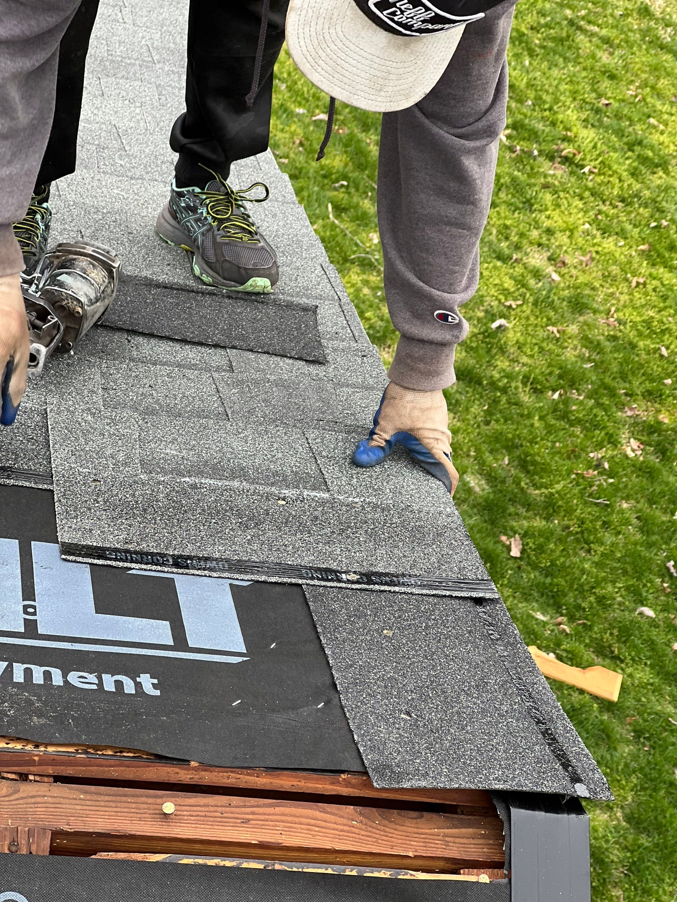 Residential Roofing Installation using Owens Corning Oakridge Roofing System by Undersun Roofing 