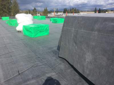 Commercial Roofing Installation using EPDM loose lay with balast