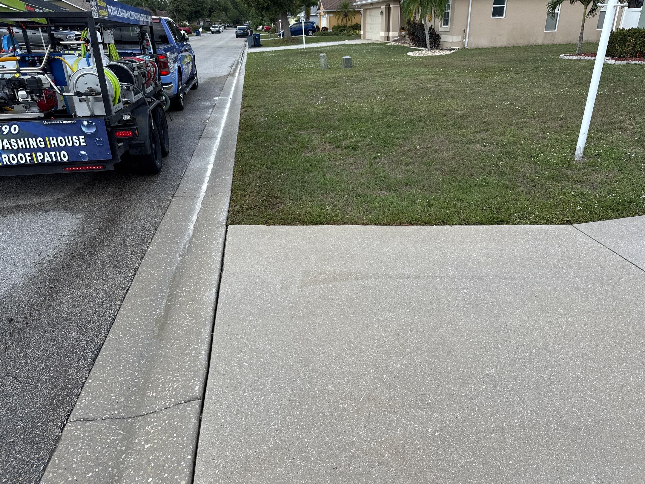Concrete Driveway Cleaning in Arbor Creek Community – Palmetto, FL by Sunshine AquaWash