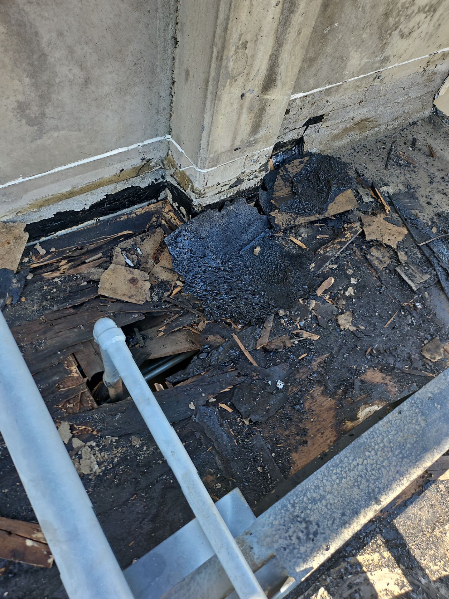 TPO single-ply roofing system using GAF Single-ply TPO 60 mil with 1.5 inch ISO board insulation by Straight Edge Roofing Inc