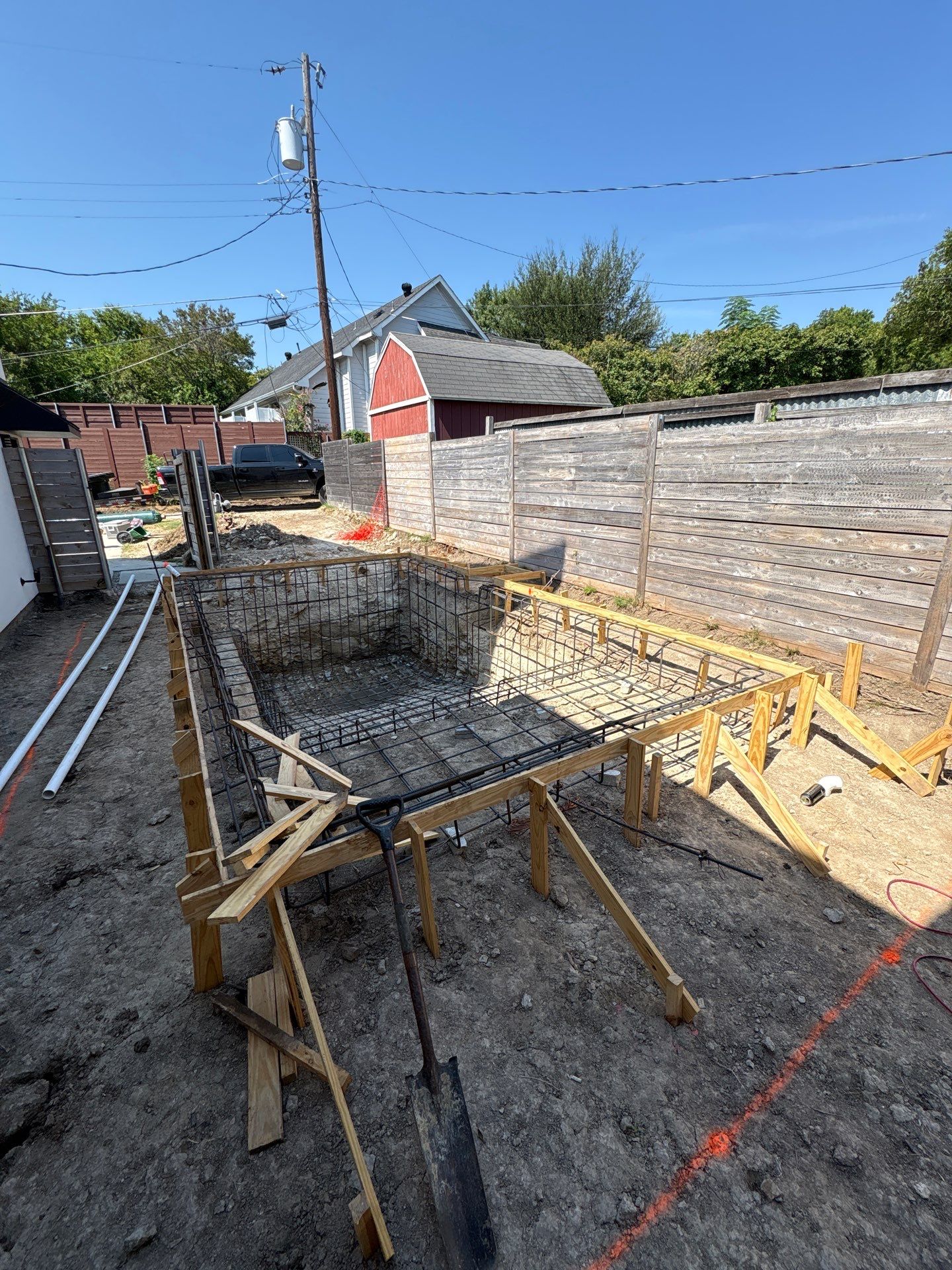 Modern Raised Spool by Pinnacle Pools and Spas - DFW