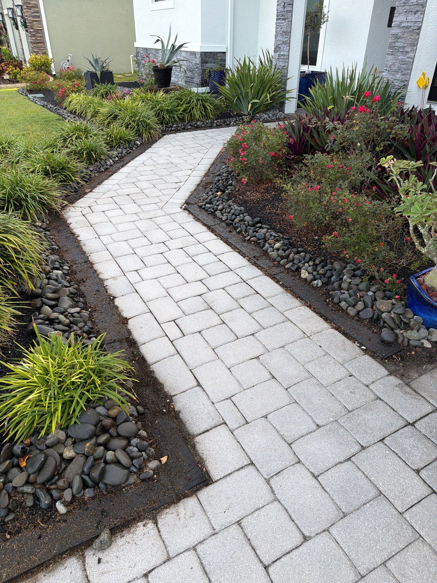 Full-Scale Paver Stripping and Sealing in La Paloma Sun City Center by Supreme Paver Experts