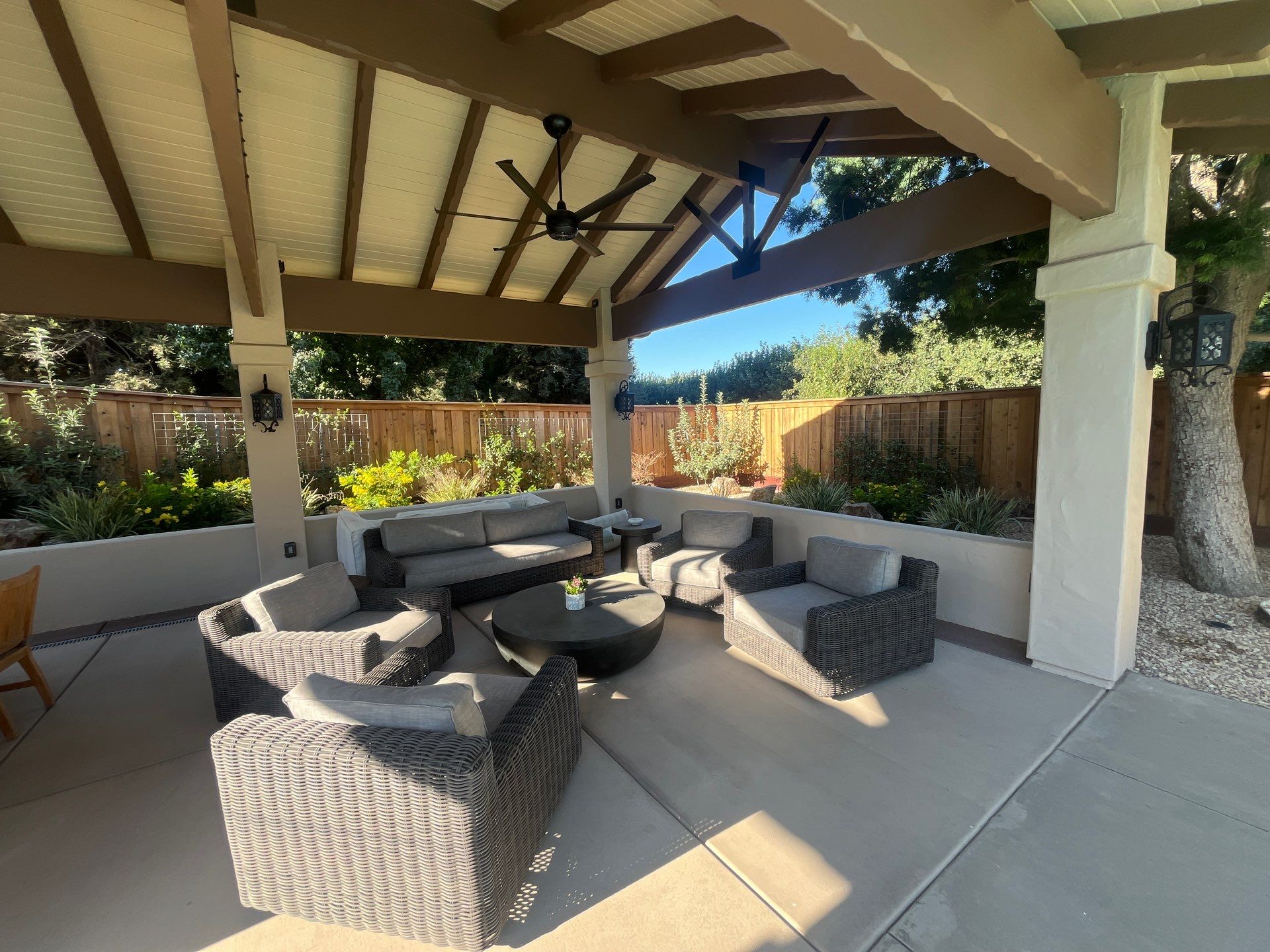 Modern Country Estate by Kaylor Landscape inc.
