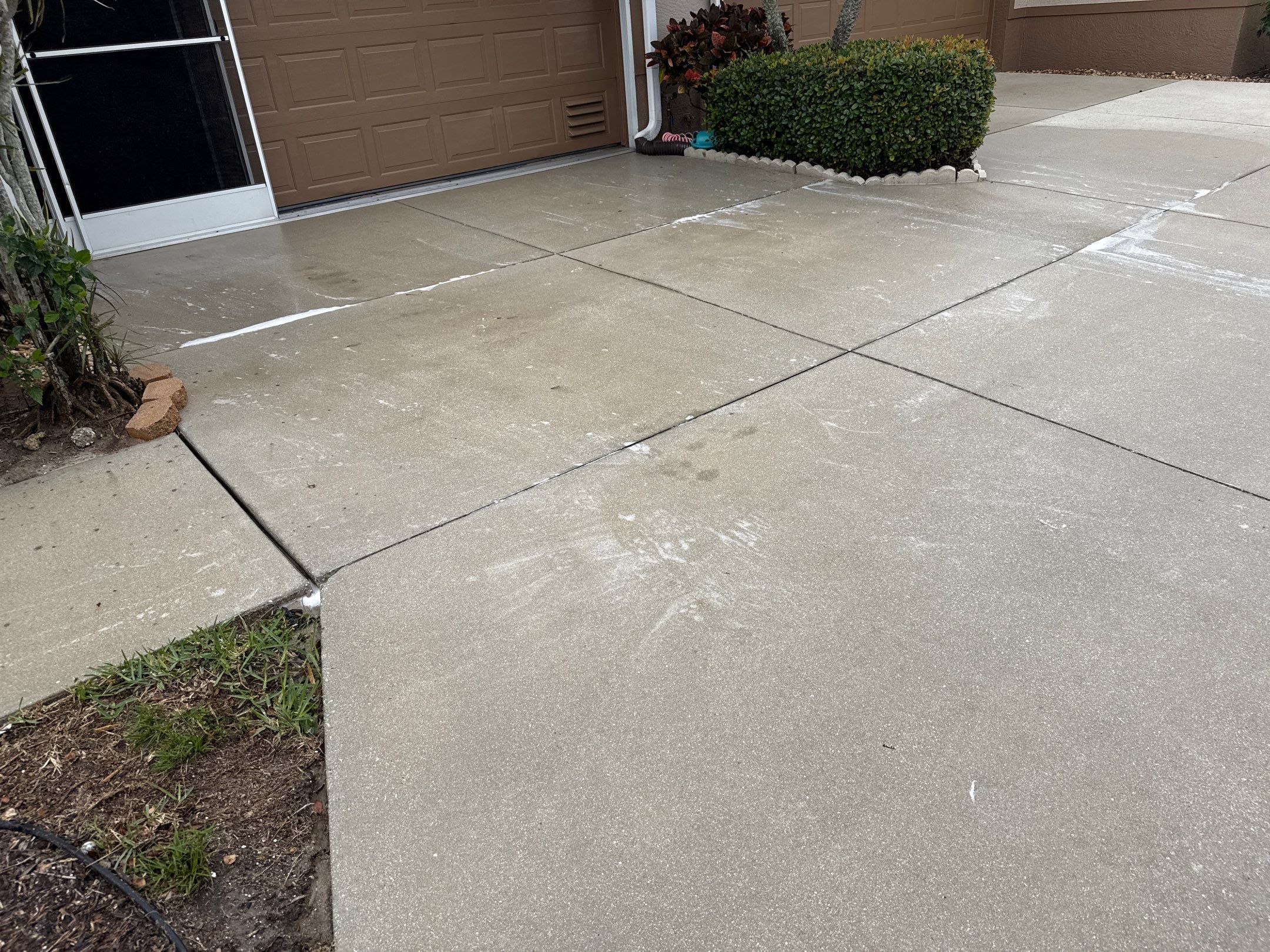 Concrete Driveway & Sidewalk Cleaning in Captain’s Court Condos – Palmetto, FL by Sunshine AquaWash