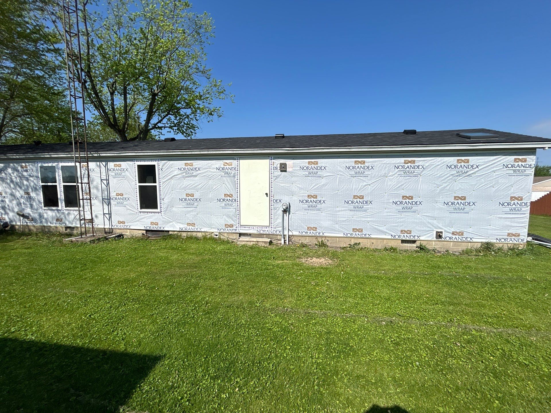 Roof and Siding Replacement using Norandex Cedar Knoll Graphite Siding and Owens Corning Durations in Onyx Black by WIW Enterprises Inc