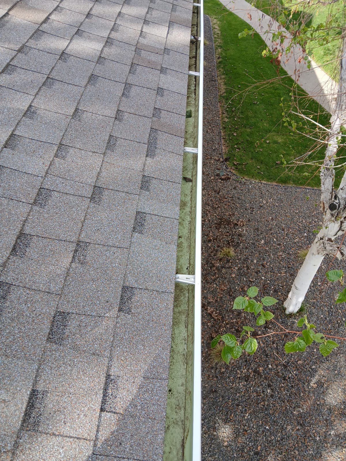Commercial gutter cleaning Yakima & Tri Cities after photo with clean gutters