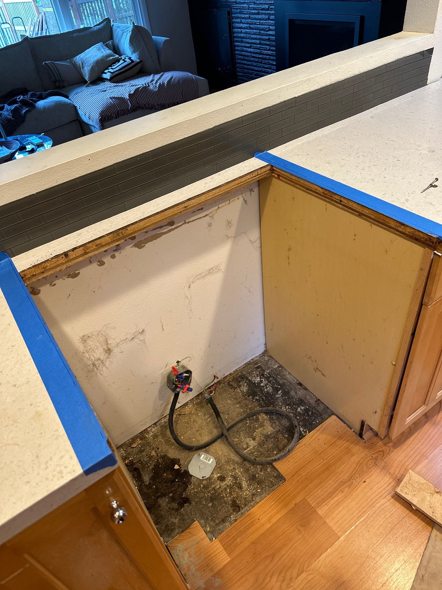 Formica Countertop Cuts/ Downdraft Range Installation by RoundHouse Installations