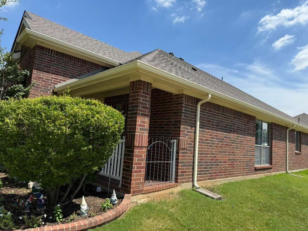 Project in Fort Worth  by Armor Roofing | Exteriors