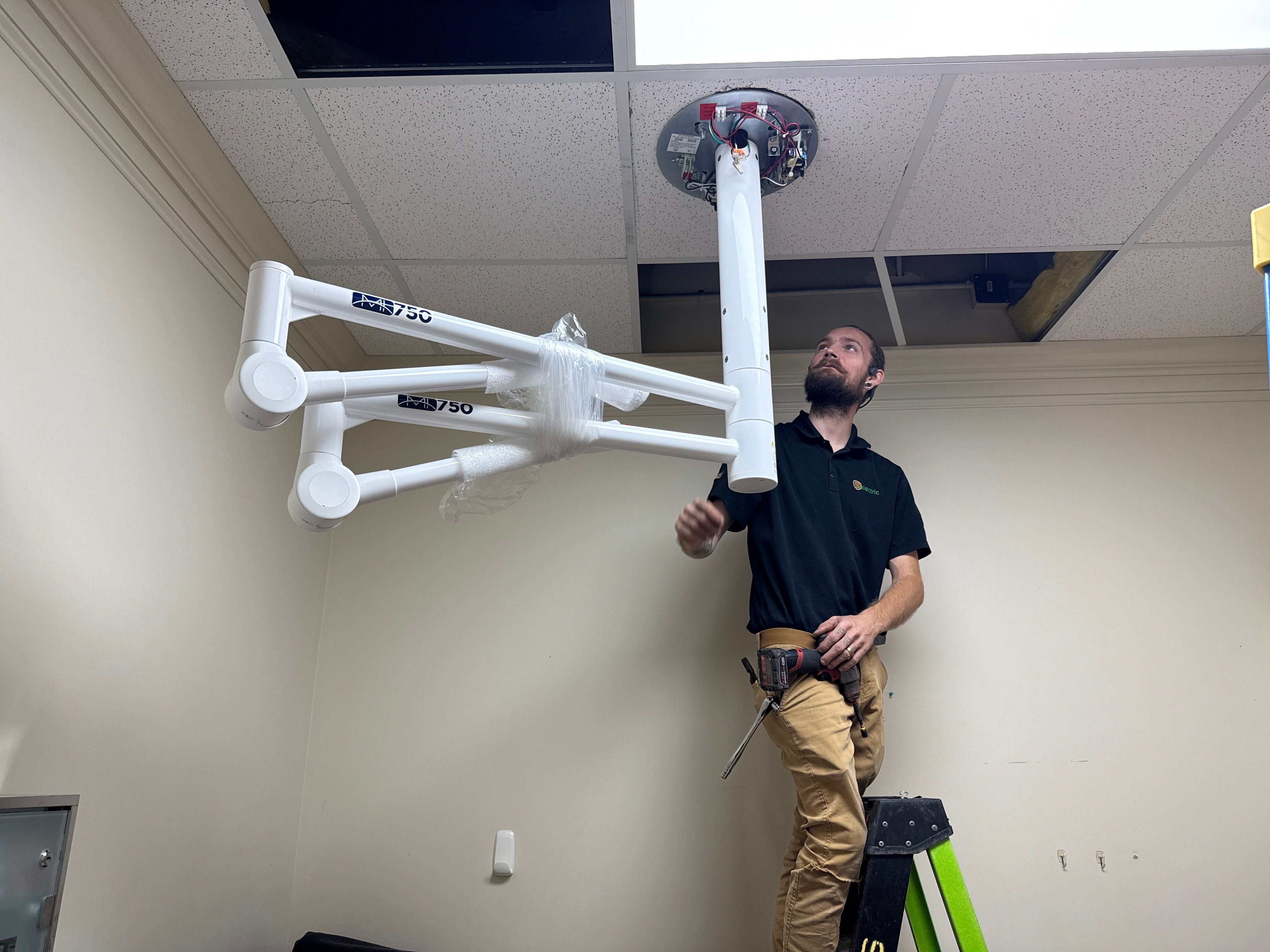 Veterinary Surgical light by Selectric LLC