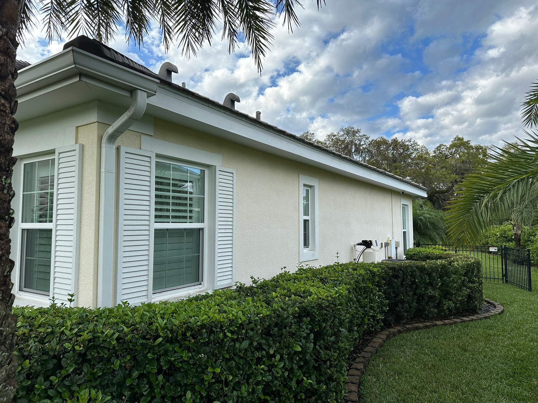 House Wash & Pool Screen Enclosure Cleaning in Winding River Community, Bradenton, FL | Sunshine AquaWash by Sunshine AquaWash