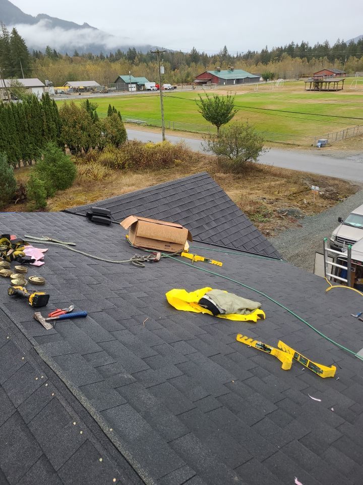 Residential Roofing Installation using OC Oakridge shingles by Top Notch Roofing Inc