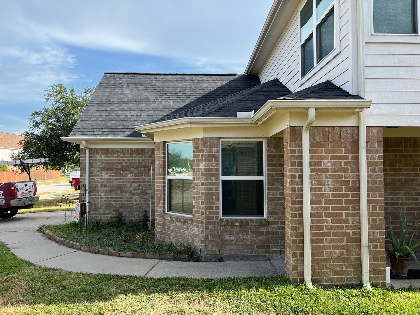 OC Duration Moire Back by HHH Roofing & Construction