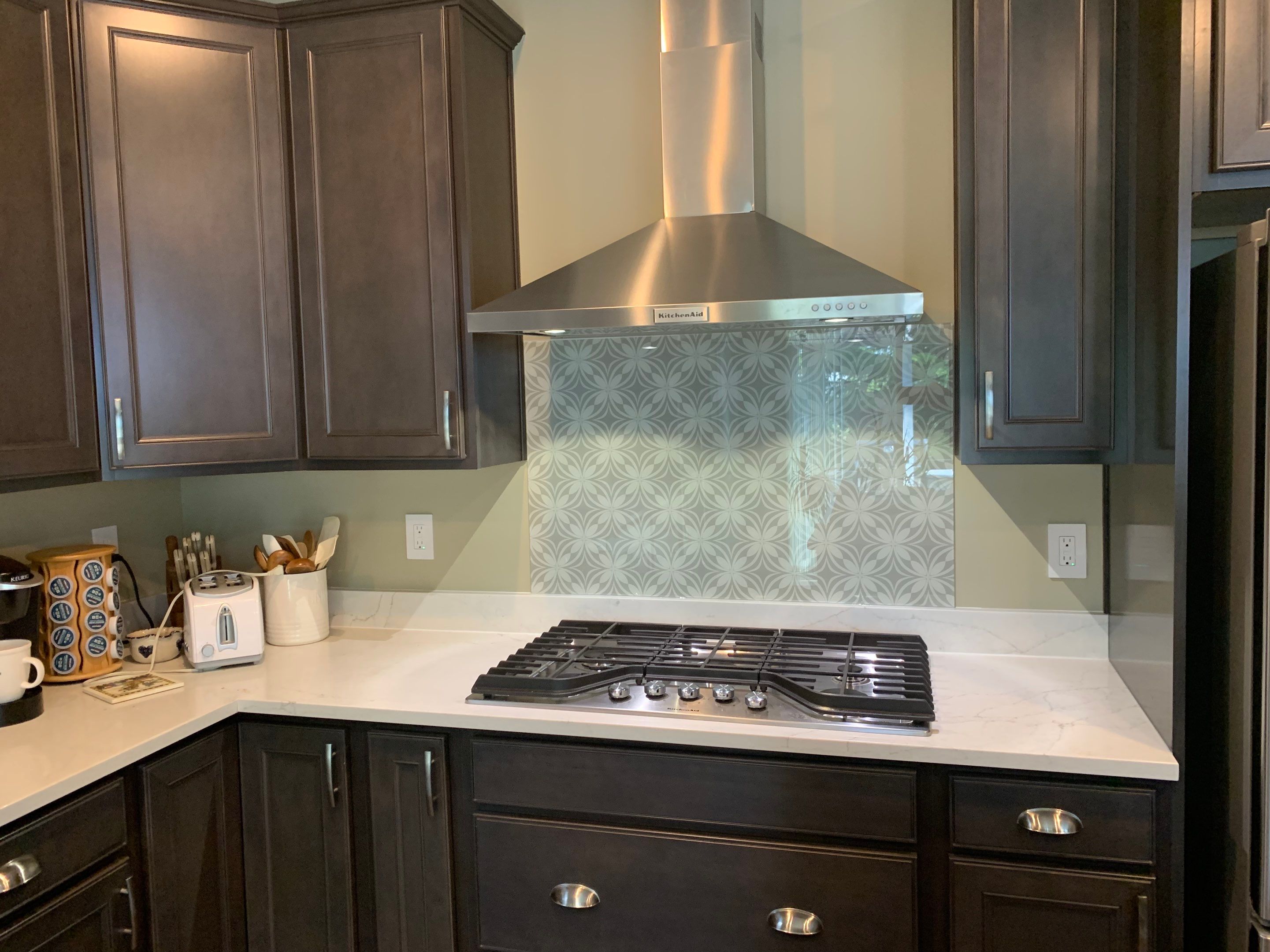 Kitchen Remodel using IMAGIO Solid Glass StoveSplash by IMAGIO