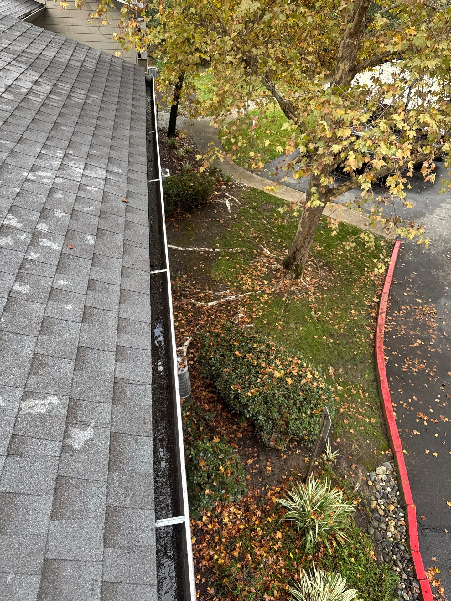 Commercial gutter cleaning Roseville & Rocklin, CA after photo with clean gutters